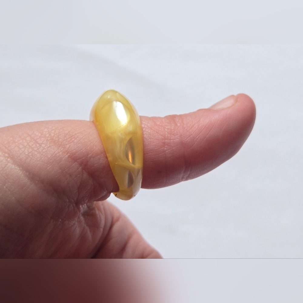 Vintage Lemon Yellow Polka Dot Moonglow Lucite Ring Mod Retro Size 9.25